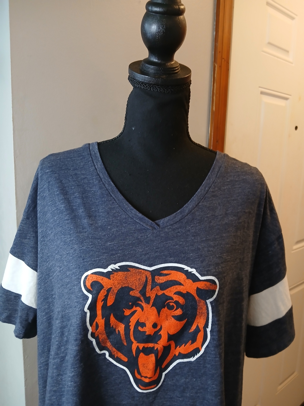 Fabletics Navy V-Neck Chicago Bears Logo Tee with Orange Bear Graphic Women's XL - Picture 3 of 7